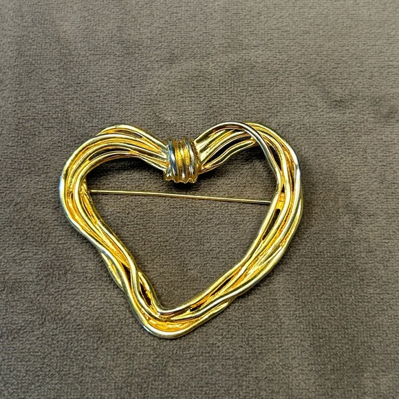 Jewelry - Vintage Gold Plated Heart Brooch